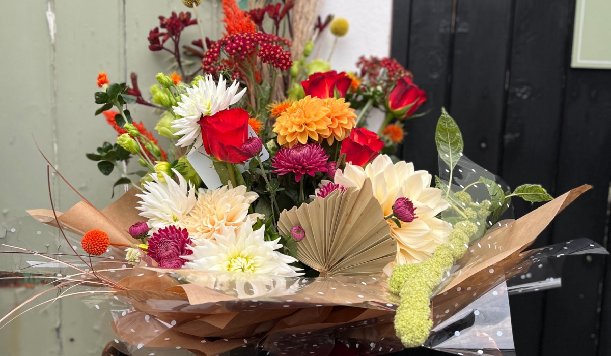 A Florist in Waterlooville Fareham Cosham Lily & Bee NextDay Flower Delivery Lily & Bee